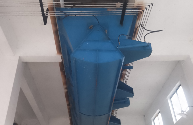 电(气)动储泥斗